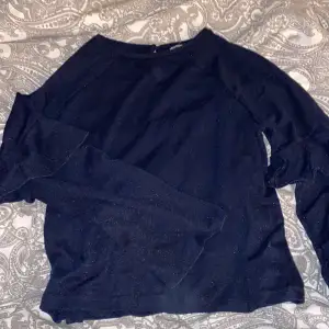 En tunn marinblå glittrig tröja i storlek L från Cubus (använd en gång) med volanger i ärmarna. Superfin verkligen. 100kr+frakt 