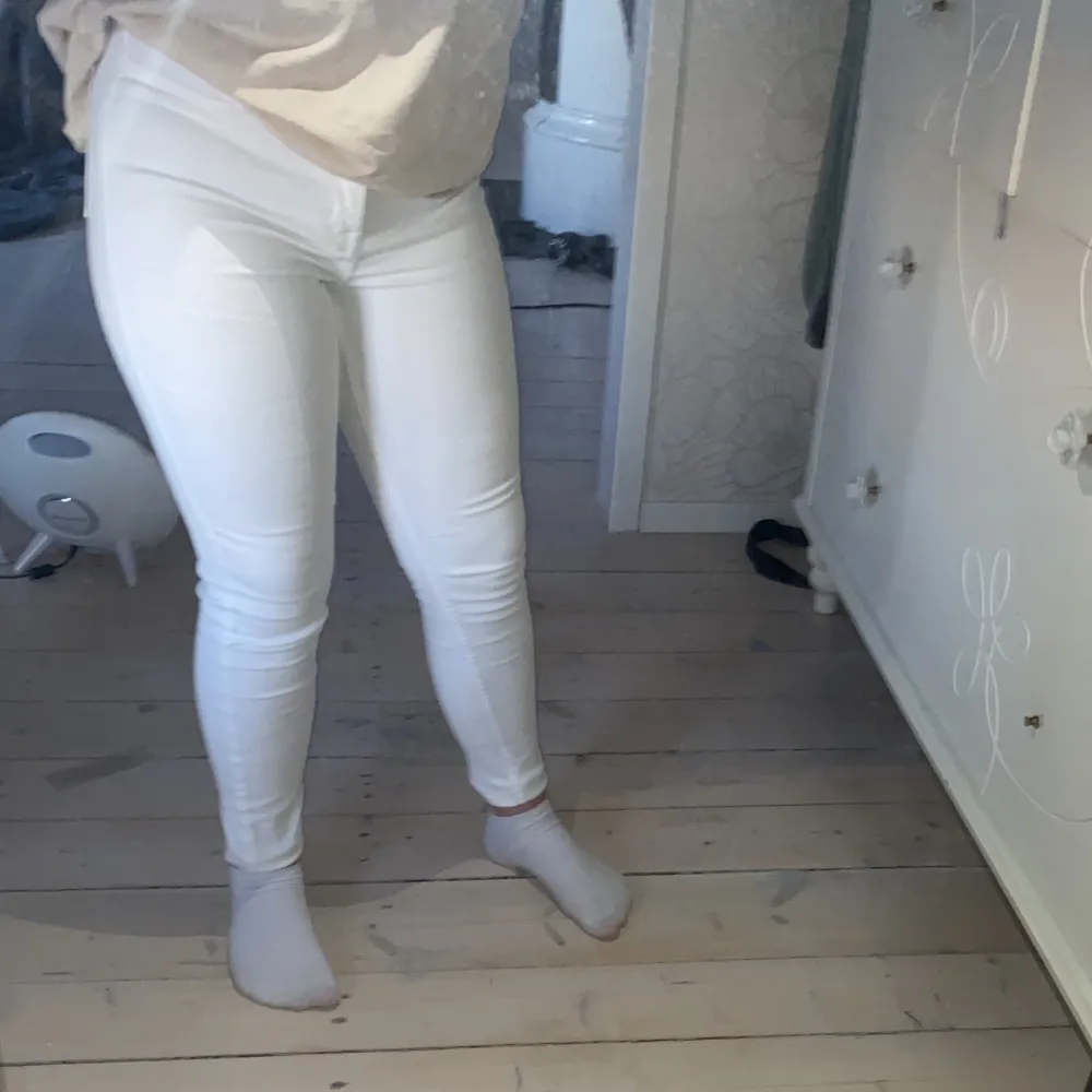 Ett par fina vita jeans jag säljer nu den har aldrig blivit använd (helt i nyskick) passar perfekt för mig som är 155.  Hör av er vid intresse💖. Jeans & Byxor.