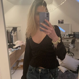 Blus  - Fin topp från HM helt oanvänd med prislapp kvar. Fina detaljer med hjärtan och knytbara i ärmarna. 