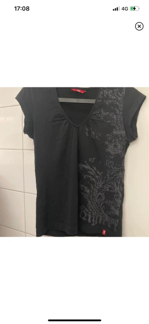 y2k tröja - en tröja som inte kommer till användning längre den är super bra skick