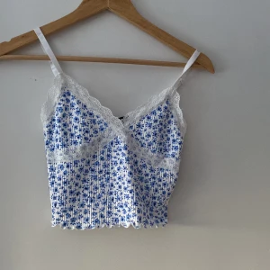 Sommrig top från hm - Jag säljer detta jätte gulliga linnet från hm, då det är lite för litet för mig💗