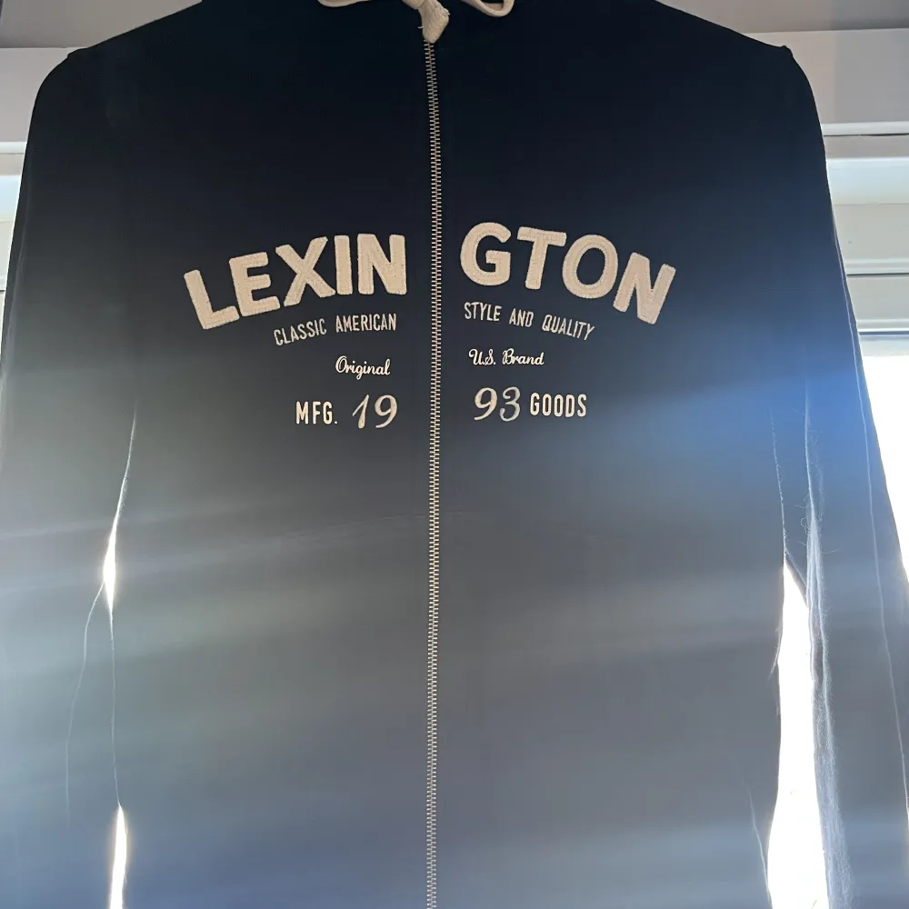 Säljer nu en jätte snygg Lexington tröja som inte kommer till användning. Pris kan diskuteras vid snabbt köp 🫶🏻tröjans färg är mörkblå. . Tröjor & Koftor.