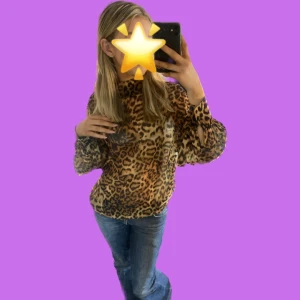 Typ ganska snygg leopard blus🙌🏻🐆stl 38 - Mesh blus med leopard mönster, stl 38 från H&M🙌🏻 sitter dock ganska bra på en 34/36💓 säljer pga för många blusar😭💀 jätte fint skick! Jag står inte för frakt, utgångs pris 70kr❤️