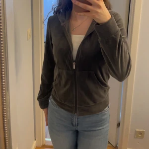 Velour hoodie gina tricot flis - Jätte fin velour hoodie, storlek S. Använt ett par gånger utan några defekter.