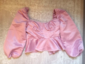 Blus med snörning  - En vacker blus perfekt för vår och sommar 