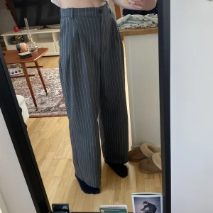 randiga kostymbyxor  - byxor från monki som sitter superfint!! 