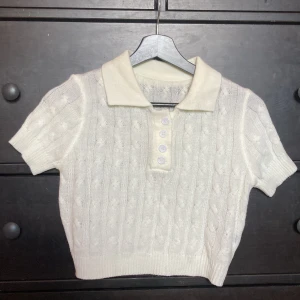 Vit stickad tröja - Stickad t shirt med krage, liten i storlek ca xs/s. Aldrig använd