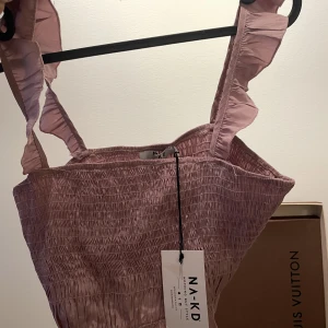 NA-KD linne Stl 36 - Helt nytt jättefint linne från NA-KD passar med banden på axlarna eller nedhasade om axlarna. 