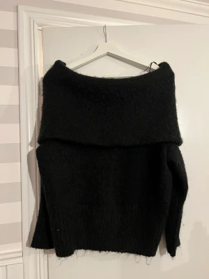 Stickad off Shoulder  - Stickad off Shoulder