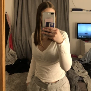 Vit topp - Super fin topp från h&m men den har aldrig kommit till andvändning🤍Den är i storlek M men skulle säga att den är liten i storleken.🤍