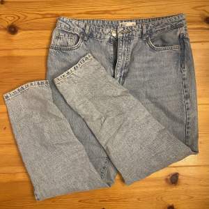 Blåa ”Dagny mom jeans” från Gina tricot  Storlek: 42 Nypris: 499kr