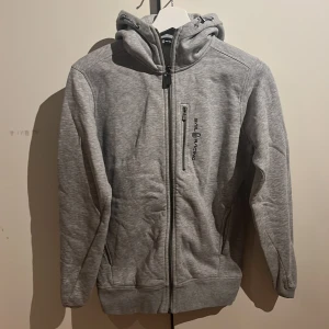 Sail Racing Hoodie - Köpt från Sail racings officiella hemsida för 1500kr. Jättefint skick, 9/10. Säljer då den inte passar mig längre. XS men passar även S. Pris kan diskuteras
