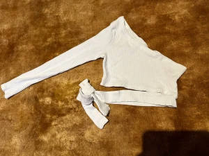 Croptop  - Croptop som knyts runt midjan/under brösten. Passar ej en större kupa.  Endast använd ett fåtal gånger. 