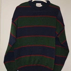 SStickad tröja med randigt mönster - Varm stickad tröja i höstiga färger köpt second hand. Den är i mycket fint skick och är i rejält material 💕