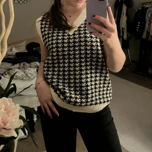 Väst - Säljer min fina väst i det mysigaste materialet. Säljer då den inte länge kommer till användning 💛har bara använts max två gånger 🥰 Skriv gärna för fler bilder 