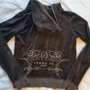 Vintage juicy kofta  - Superfin vintage Juicy Couture kofta i storlek M😍 Fint tryck med lite stenar på ryggen, alla sitter kvar. Bra skick, men den är gammal så självklart inte helt perfekt. Köparen står för frakt.