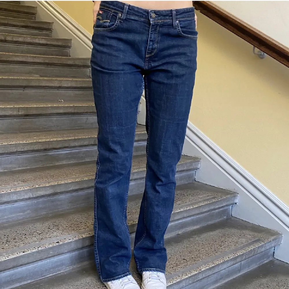 Säljer dessa jeans för dem var tyvärr för stora för mig å för långa för min smak. 🥰Frakten kostar 69kr (spårbarfrakt). Jeans & Byxor.
