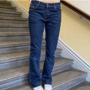 Säljer dessa jeans för dem var tyvärr för stora för mig å för långa för min smak. 🥰Frakten kostar 69kr (spårbarfrakt)
