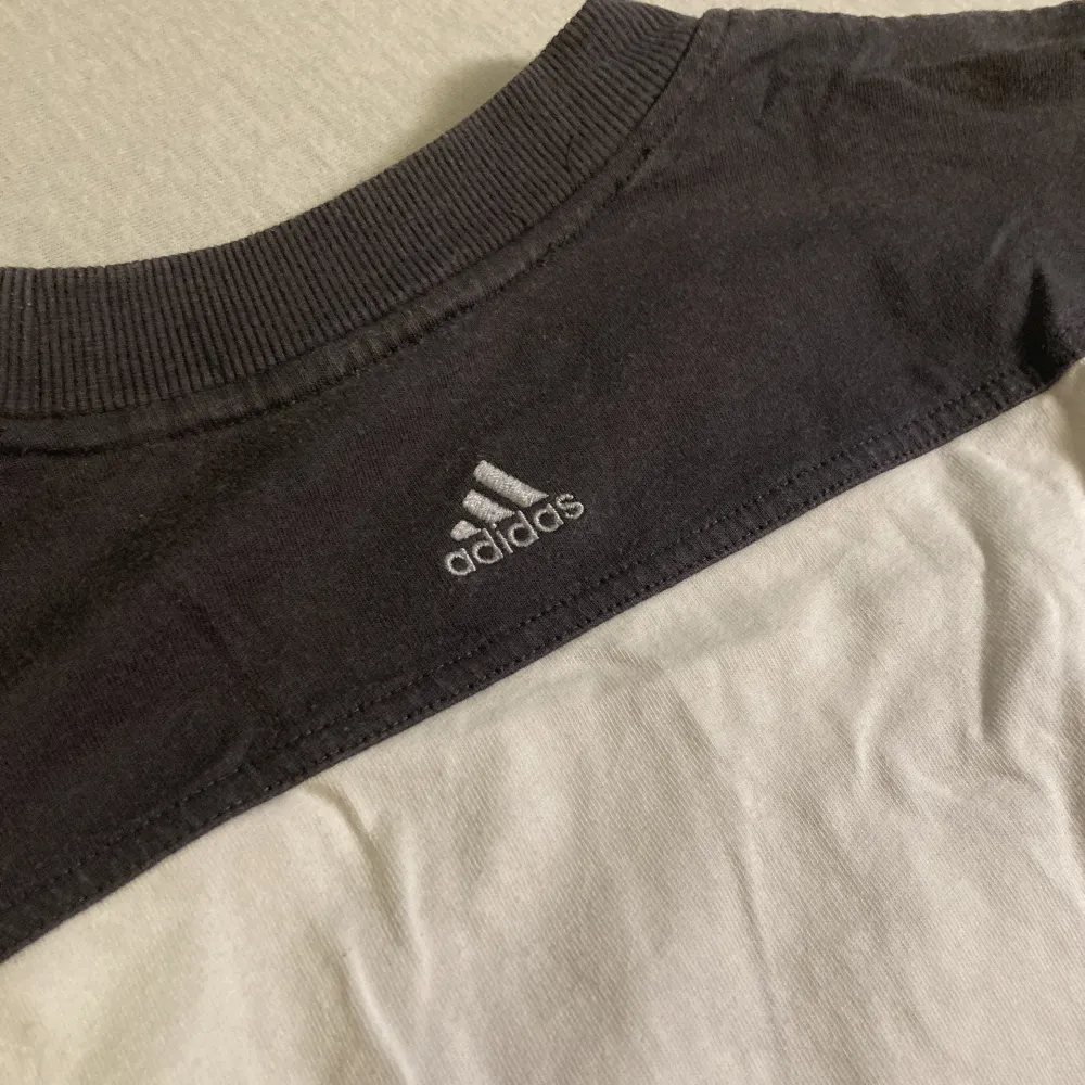 Retro adidas tshirt i tjockare tyg🖤❤️ Tygtryck fram och broderat i nacken. T-shirts.