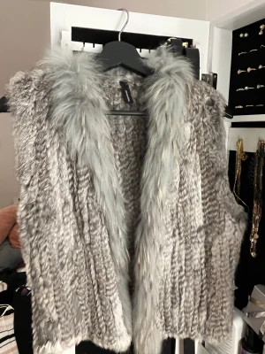 Väst - En äkta kanin päls väst som endast använd en gång från Soyaconcept. Skulle säga att det är storlek Xs/S