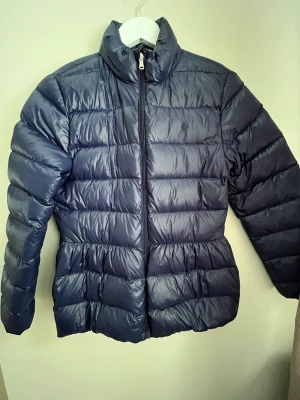 Polo Ralph lauren jacka - Mörk blå polo Ralph lauren jacka som är köpt för typ ett är sen men använd förtal gånger❤️jackan är lite utsvängd där nere och ser som ny ut❣️storleken är i XL i barnstorlekar med som motsvarar XSeller 164! Skriv vid frågar eller mer