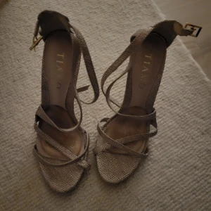 Klackar stl 39 - Klackar stl 39. Nyskick. 11,5cm klack