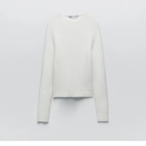 Vit stickad tröja  - Jättegullig vit stickad tröja från zara, croppad💕💕