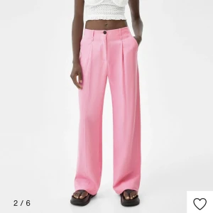 Rosa linnebyxor  - Superfina rosa linnebyxor i strl 38. Enbart använda en gång på en Harry Styles konsert, så superbra skick. Säljer då jag tyvärr inte har användning för dem längre. Köpare står för frakt.