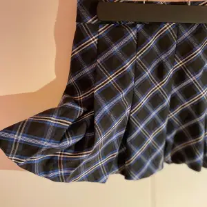HM Divided blue plaid school uniform style skirt. Side zip and button