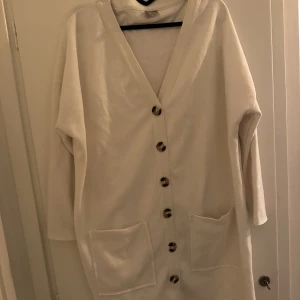 Klänning - Vid klänning med knappar från ASOS i storlek 40. 