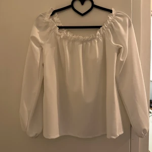 Vit blus  - Vit blus från Nelly i storlek S.
