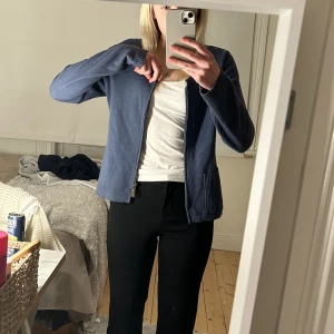 Kofta - En superfin mörkblå kofta! Hör gärna av ifall dig ifall du har några frågor!💗