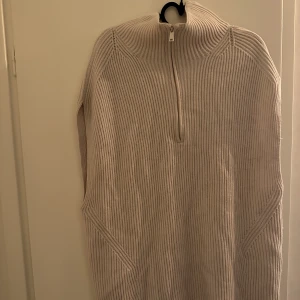 Stickad klänning  - Stickad klänning utan armar från HM i storlek S.