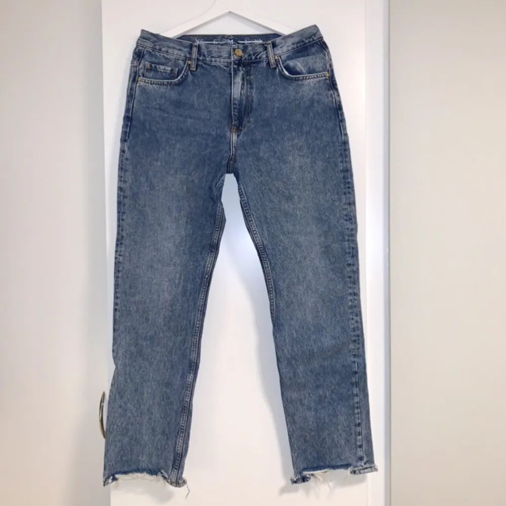 Blåa jeans i fint skick från Bik Bok i storlek M, 99% bomull (LÄS BIO) 🎀 Frakt ingår ej i priset. Jeans & Byxor.