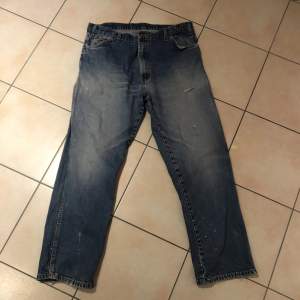 Dickies jeans i storlek 40/32. Säljes då de är för stora för mig. Använder mig bara av ”köp nu” funktionen, bara att höra av dig om du har nån fråga eller fundering :) 