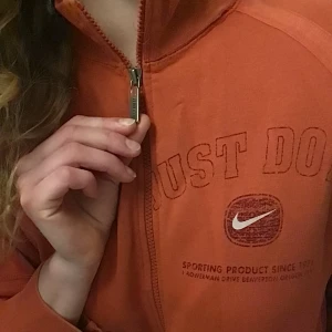 Nike tröja - Retro orange nike tröja med zipper/dragkedja🧡 Tryck bak och fram.