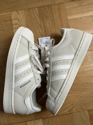 Adidas sneakers superstars - Aldrig använda, fortfarande i kartong.  Adidas sneakers storlek 37 1/3 