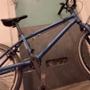 Bmx cykel  - Perfekt för dig som vi hitta på något på fritiden. Den fungerar som den ska.     inga fell på den. Kedjan är ny oljad och bromsarna är nya är. köpt för 6 månader sen och använt den i två månader👍👍
