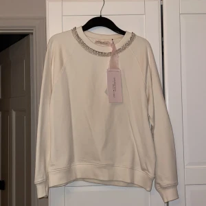 Gambattista valli x hm sweatshirt - Söt sweatshirt från Gambattista valli x hm med stenar runt halsen i bomull. Aldrig använd och i bra skick. Storlek medium. Frakt tillkommer.