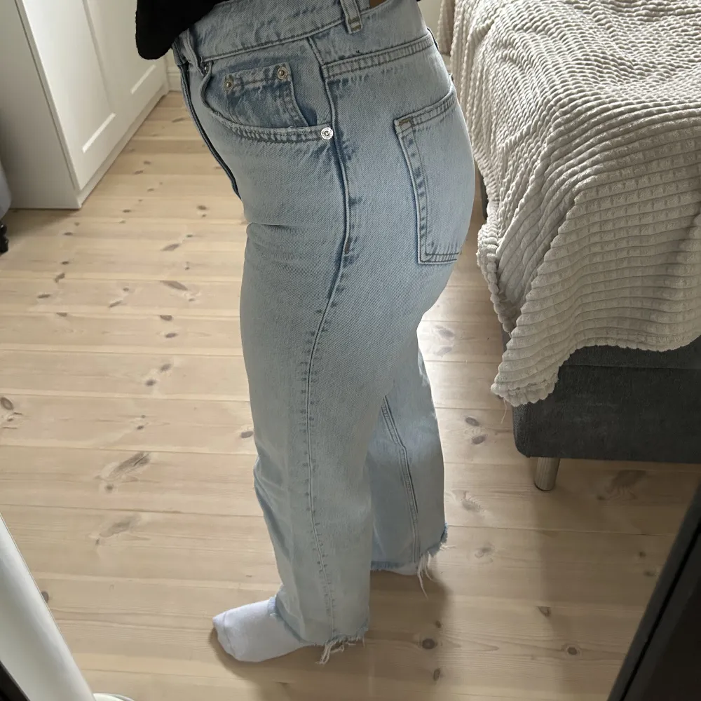 Ljus blåa jeans i storlek 34💕 Säljer för 80kr plus frakt! (Jag är 162cm lång). Jeans & Byxor.