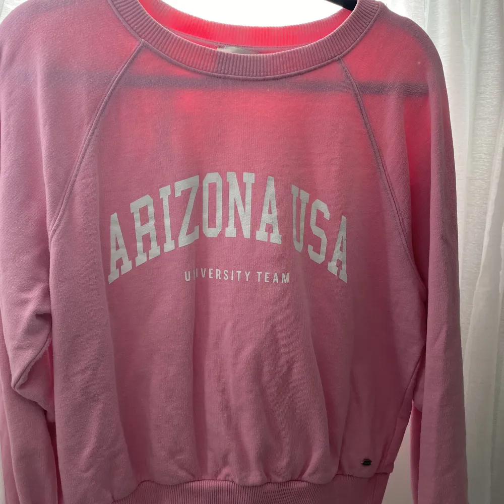 En fin rosa sweatshirt från pull and bear💞 Fint skick! 150kr+frakt💫. Hoodies.