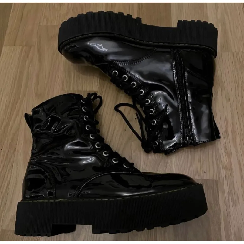 Svarta boots i storlek 39 som är perfekta till våren då de inte är fodrade. Hör av dig vid frågor eller för fler bilder. Köparen står för frakten!💕. Skor.