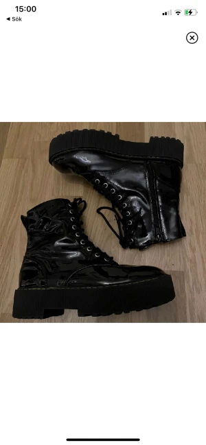 Svarta boots - Svarta boots i storlek 39 som är perfekta till våren då de inte är fodrade. Hör av dig vid frågor eller för fler bilder. Köparen står för frakten!💕