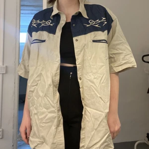 Skjorta - Super cool skjorta med jeansdesign. Den är oversized och bör passa alla storlekar 💕