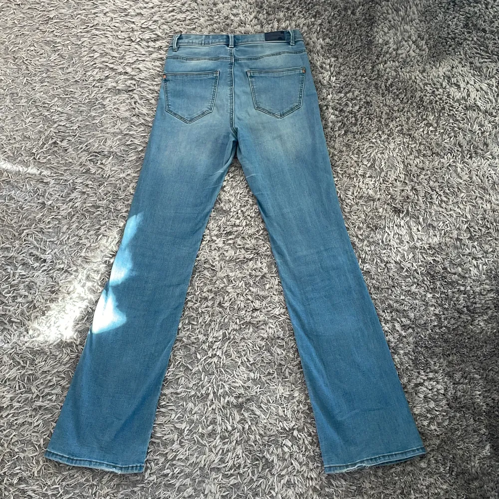 Fina jeans från only. Använda ett par gånger. Säljer p.g.a för liten storlek. Skirv för flera och bättre bilder! . Jeans & Byxor.