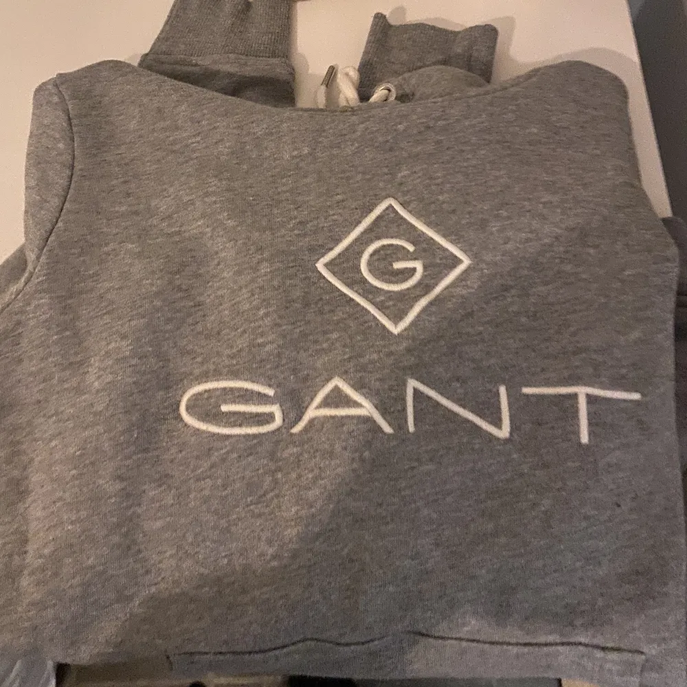 Helt oanvänd GANT hoodie dam i strl XS. Men passar även S. . Tröjor & Koftor.