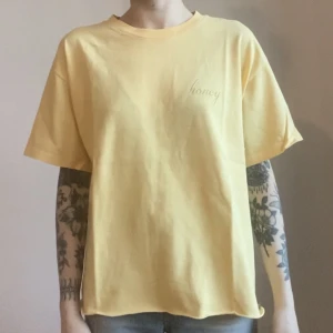 Brandy Melville T-shirt  - Brandy Melville T-shirt   Honey broderi  Använd fåtal gånger så i toppen skick 