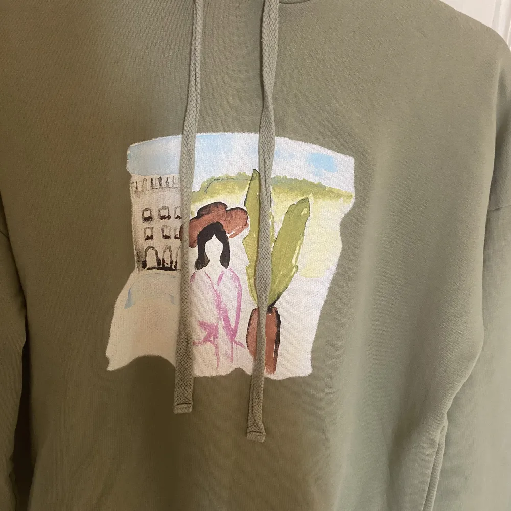 Säljer denna fina hoodie från NA-KD. I fint skick. Storlek S. Materialslappen finns inte. Tryck framtill. . Hoodies.