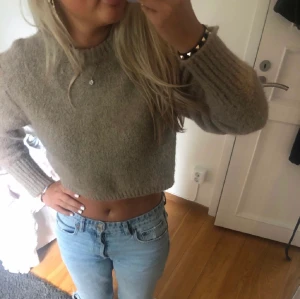 Stickad zara tröja - Säljer denna fina tröja då den aldrig kommit till användning, finns inga defekter 