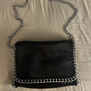 Tiamo väska - Jag säljer denna väska då de inte kommer till andvändning. Slutsåld på hemsidan. Inga defekter eller fläckar som ny skick. Ny pris 500kr  pris kan diskuteras!